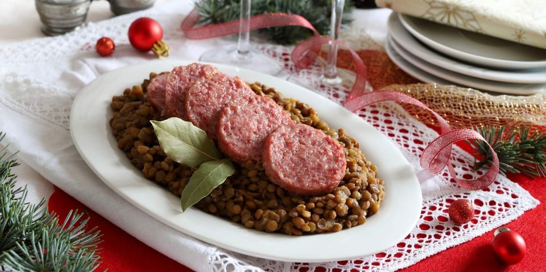 Cotechino e lenticchie su una tavola imbandita per Natale